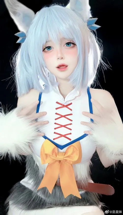Ảnh gái xinh cosplay mèo tóc xanh nhạt mặc áo dây đan chéo, phần lông trắng ở vai tạo cảm giác ấm áp.