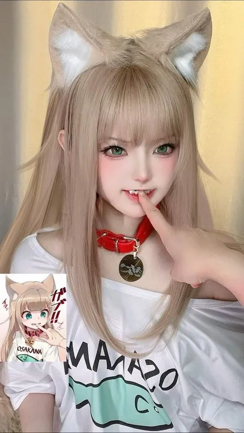 Ảnh thiếu nữ hóa thân nàng mèo với tóc vàng, vòng cổ chuông đỏ và ngón tay chạm môi rất ngọt ngào.