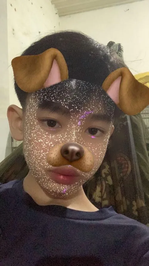 Ảnh hot boy học đường hai nghìn lẻ chín dùng filter tai cún, khuôn mặt nhìn thẳng với ánh mắt trong trẻo dễ mến.