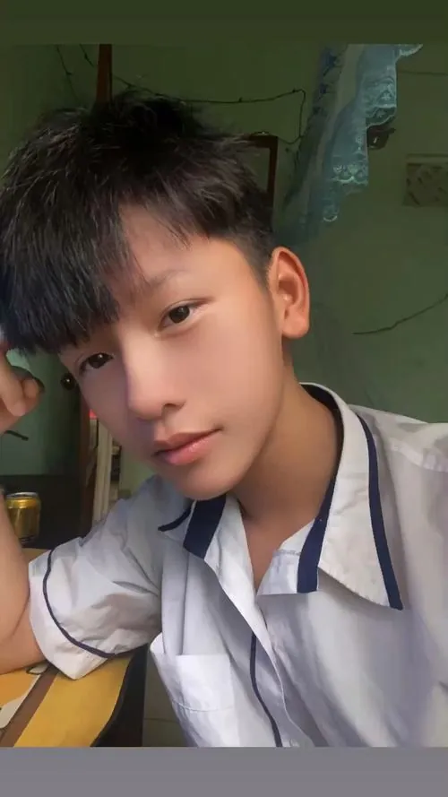 Nam sinh bước qua sân bóng rổ trường học lúc chiều muộn, trang phục thể thao gọn gàng làm dáng người thêm khỏe khoắn.