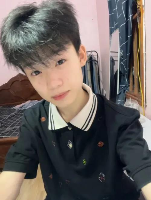 Xe đạp phượng hoàng dựng dưới gốc cây, nam sinh chỉnh phù hiệu trường học trước giờ vào lớp rất đời thường.