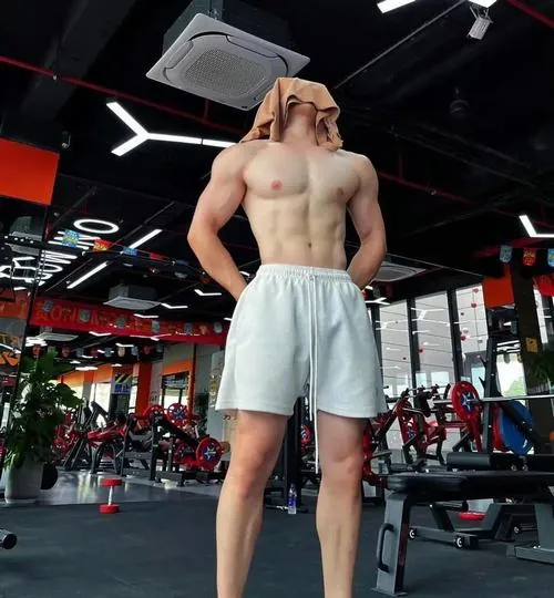 Ở khu máy chèo, lưng áo thấm mồ hôi cho thấy nhịp thở tập luyện đều, phía trước là bảng điện tử đang sáng.