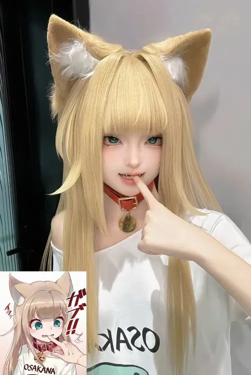 Ảnh gái xinh cosplay mèo tóc vàng, vòng cổ đỏ gắn chuông và áo trắng làm nổi bật gương mặt tươi tắn.