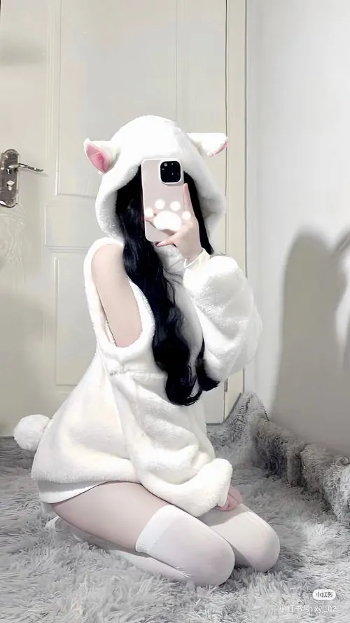 Trong tiệm cà phê phong cách Harajuku, nàng mẫu đội tai mèo pastel đang khuấy ly sữa nóng với vẻ mặt mơ màng.