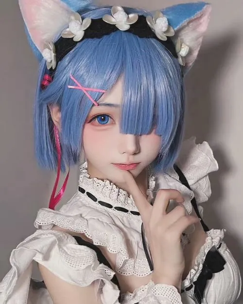Trang phục phong cách Lolita phủ ren trắng giúp cô nàng mèo đứng bên cửa kính trông thanh lịch, nhẹ nhàng và có nét cổ điển.