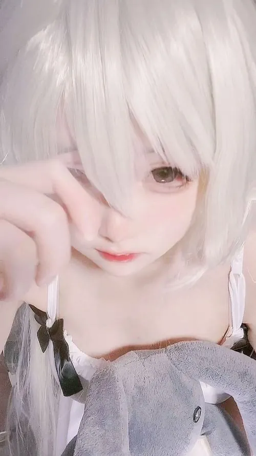 Hành lang Cosplay Expo đông người hiện lên cô gái đuôi mèo bông đang xoay người khoe váy tím nhiều tầng.