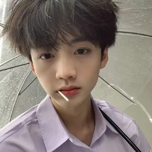 Ảnh nam sinh lớp mười một đẹp trong áo sơ mi hồng nhạt, ngậm que kẹo nhỏ giữa phố và ánh nhìn có chút tinh nghịch.