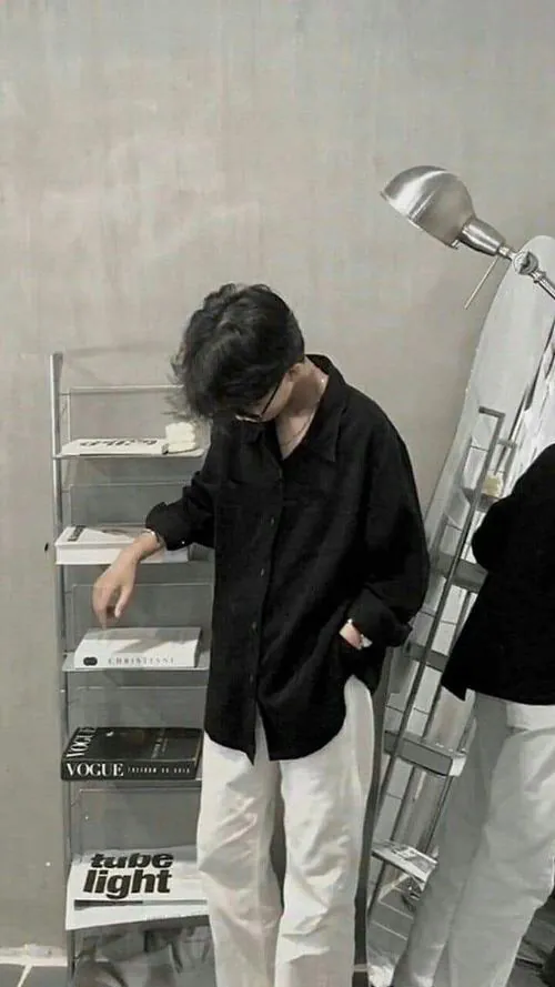 Chàng trai giơ chiếc điện thoại thông minh đen trước gương phòng tắm, che trọn khuôn mặt chỉ để lộ mái tóc nâu bồng bềnh và chiếc hoodie xám.