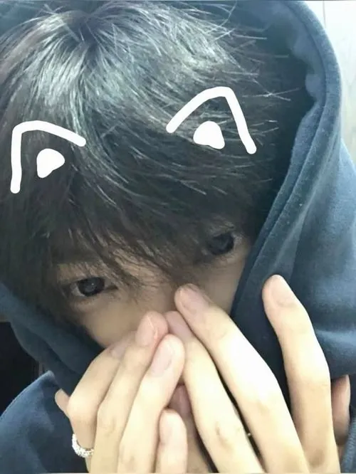 Tấm ảnh hot boy che mặt kết hợp nét vẽ mầm cây dễ thương trên đầu, bàn tay nhỏ nhắn che ngang môi tạo vẻ ngộ nghĩnh và gần gũi.