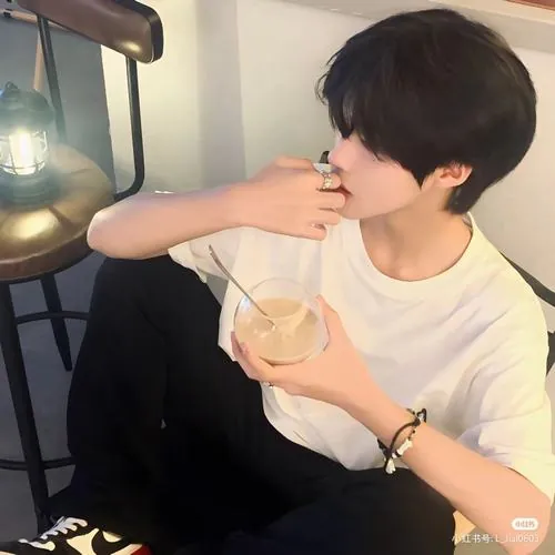 Nam dancer nghỉ giải lao trong phòng tập gương rộng, lấy chiếc khăn bông cùng bàn tay che ngang nửa dưới khuôn mặt đang thở dốc.
