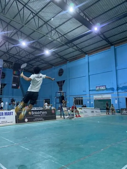 Mỹ nam thể thao bật nhảy cao trên không trung, tay vung vợt đầy uy lực để thực hiện cú đập cầu chuẩn xác.