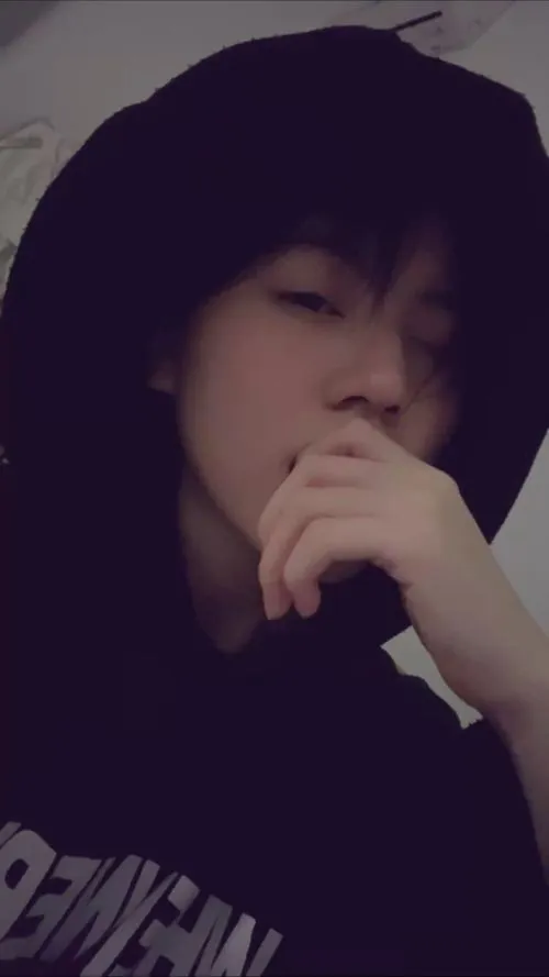 tong hop anh nam gioi lay tay che mat day cuon hut 10