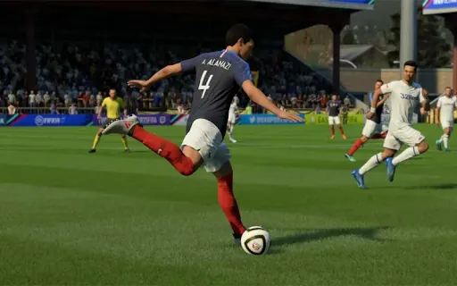 Cầu thủ lấy đà dứt điểm từ ngoài vòng cấm trong FIFA Online 4