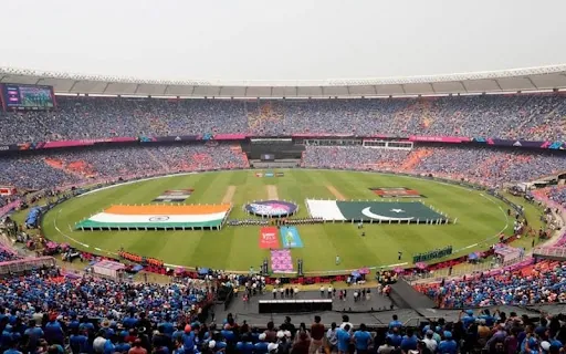 Toàn cảnh kiến trúc khán đài hai tầng của Narendra Modi Stadium